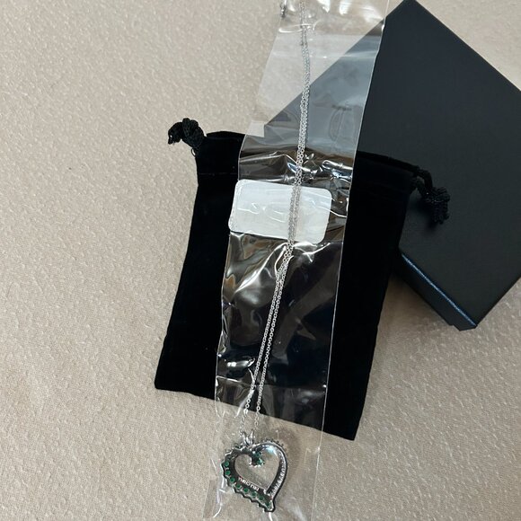 *** NEW *** Heart Pendant Necklace - Picture 3 of 5